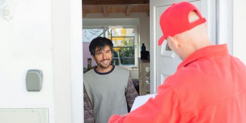 Vendedor en una puerta