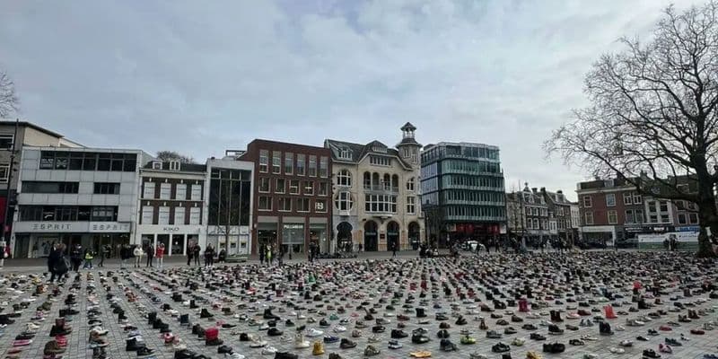 Zapatos en la plaza Vredenburgplein de Utrecht por la conmemoración a los niños de Gaza - Foto de @silviarojasnun1 en X