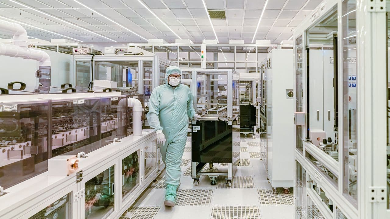 Empleado en una empresa de semiconductores
