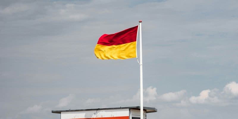 Bandera en una torre salvavidas en una playa