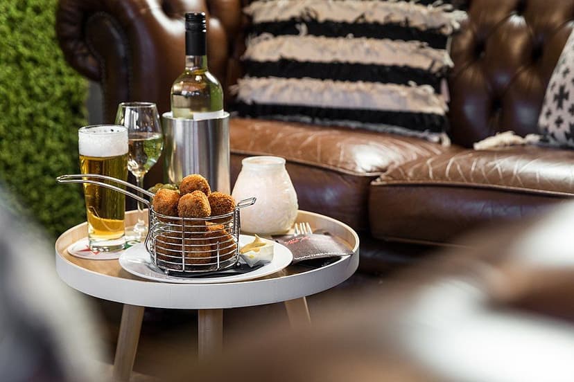 Bitterballen en una mesa de un bar