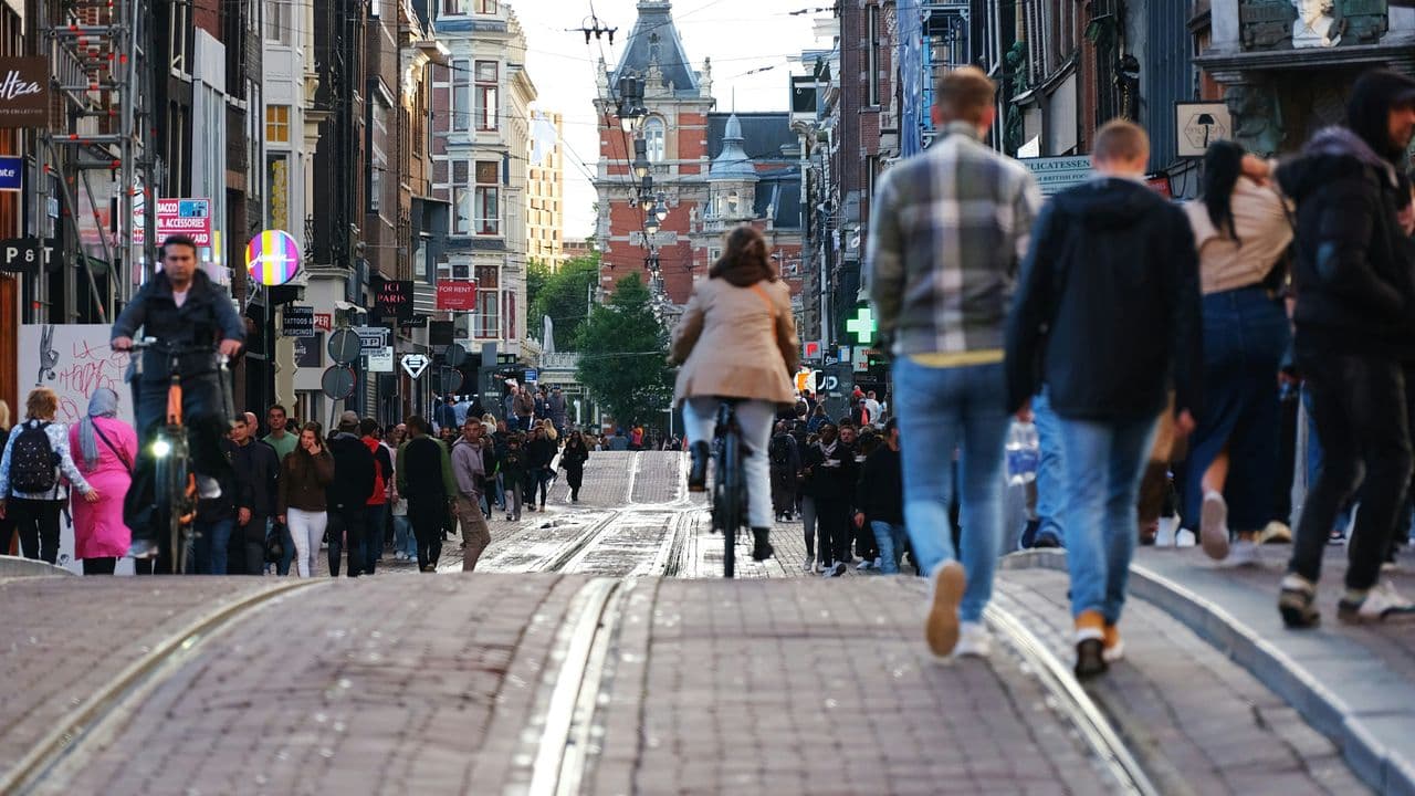 Personas en una calle concurrida de una ciudad neerlandesa