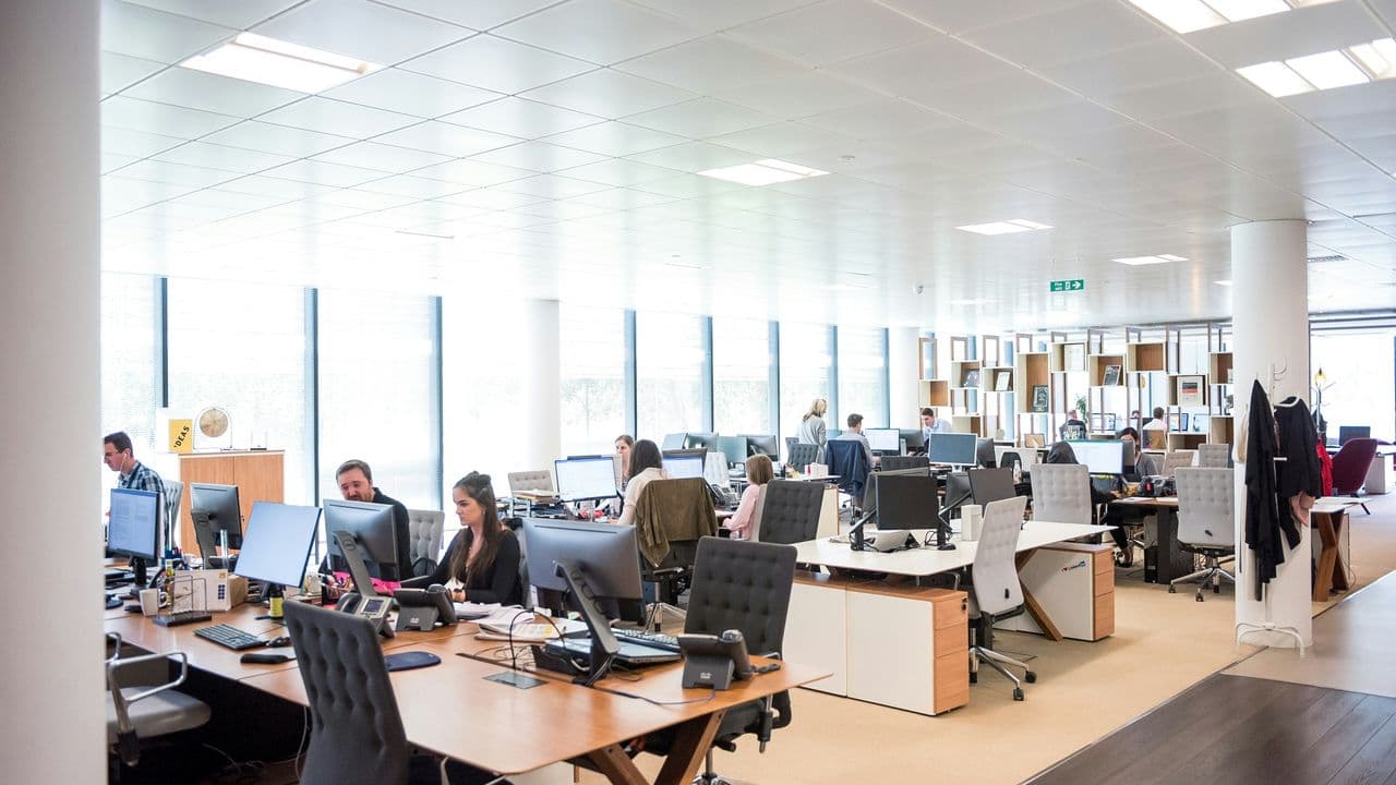 Personas en entorno laboral de oficina