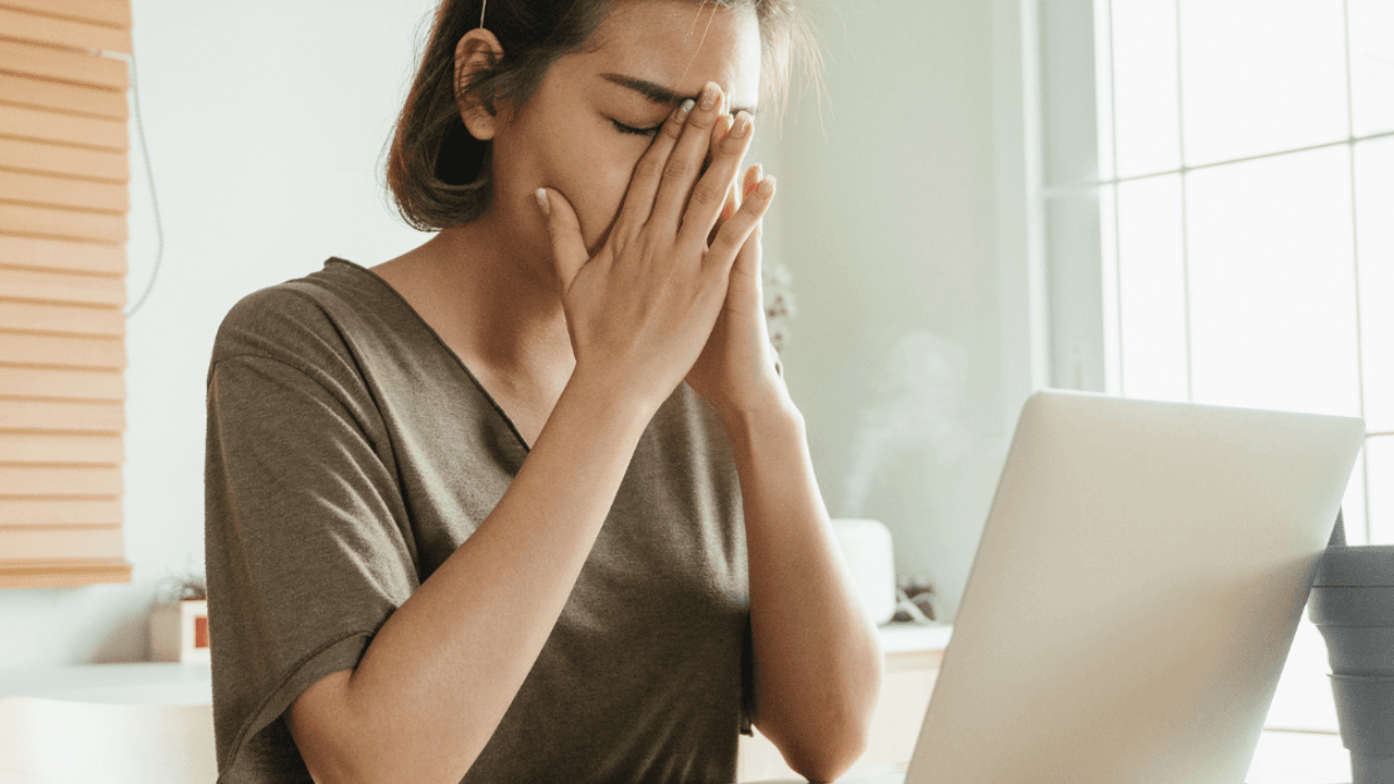 Mujer frente al ordenador cansada de buscar trabajo