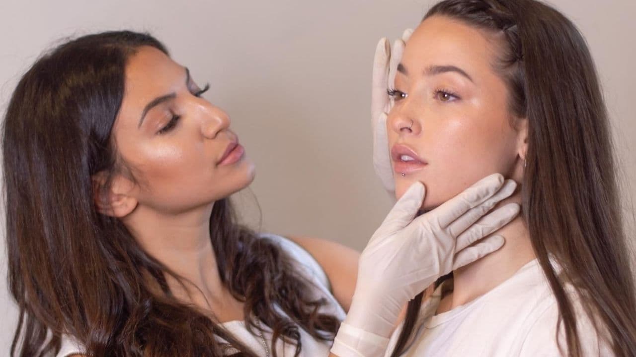 Florencia Ripoll, cosmetóloga profesional, evaluando la piel de una paciente