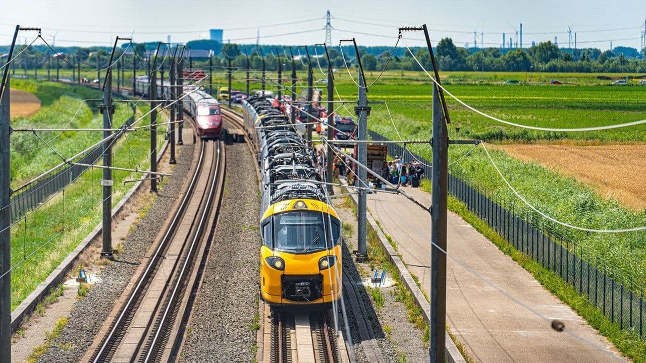 Imagen aérea del tren Eurostar y viajeros en las inmediaciones