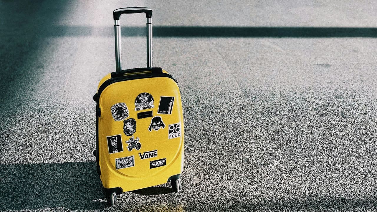 Maleta de mano en aeropuerto