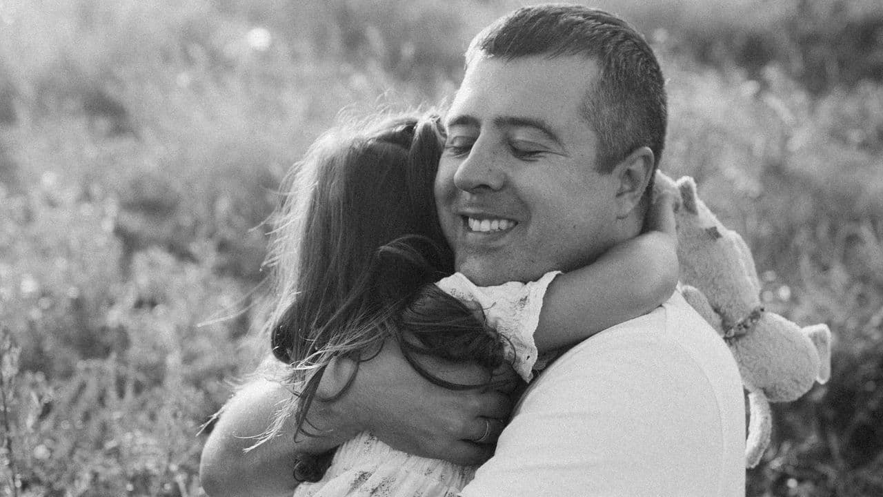 Padre abrazando a su hija