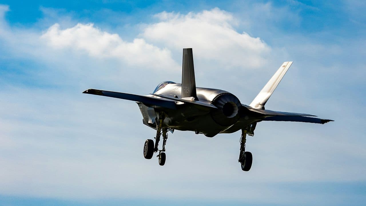 Dron militar sobrevolando