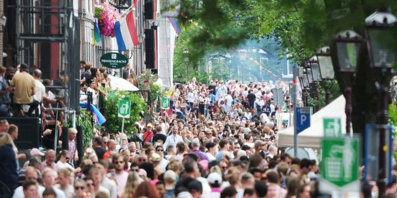 Personas en una calle concurrida de los Países Bajos
