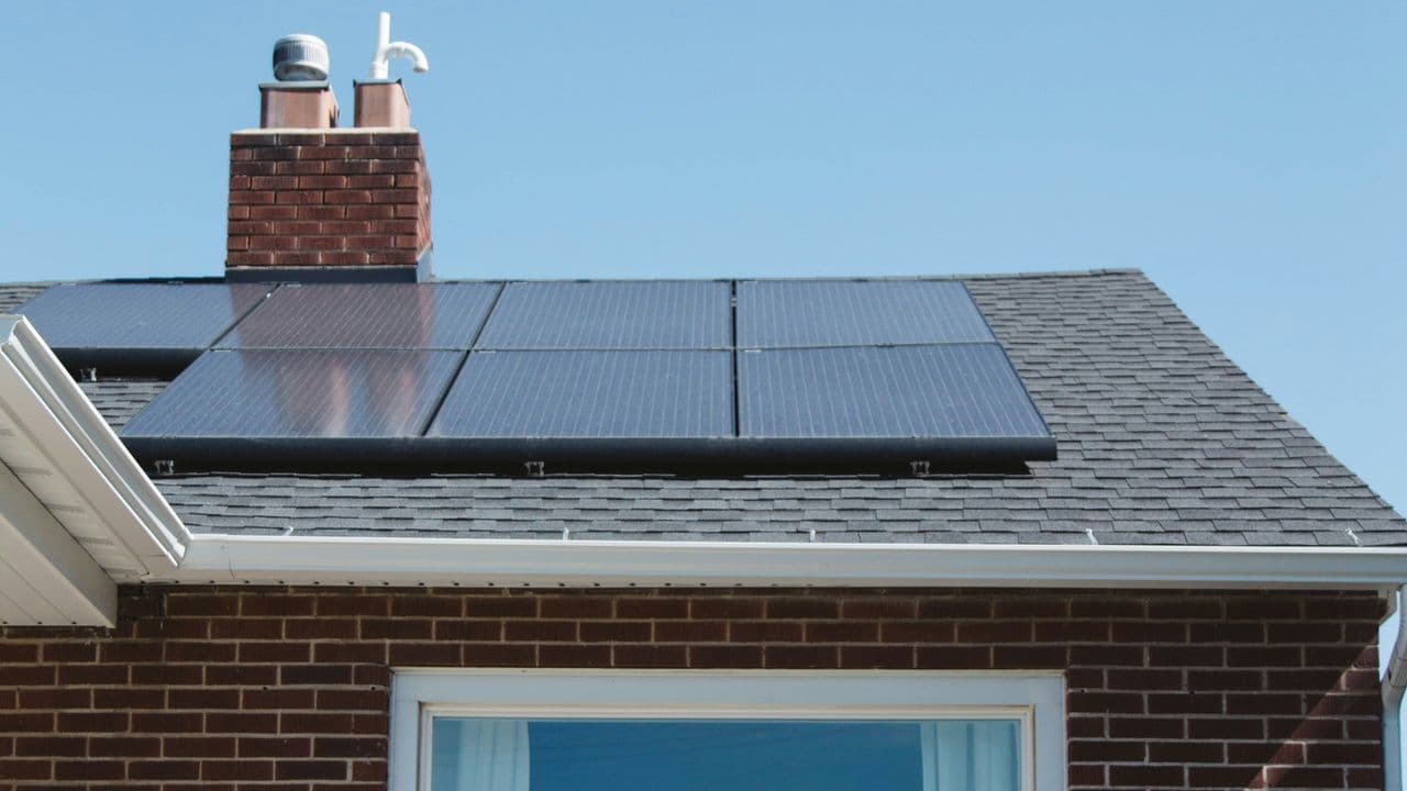 Paneles solares en una casa