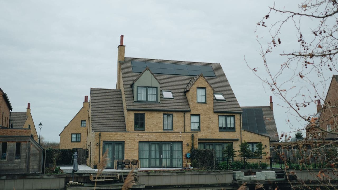 Paneles solares instalados en el tejado de una vivienda en los Países Bajos