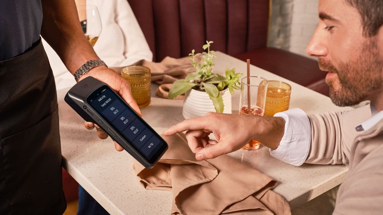 Terminal de pago en un bar mostrando una pantalla de solicitud de propina