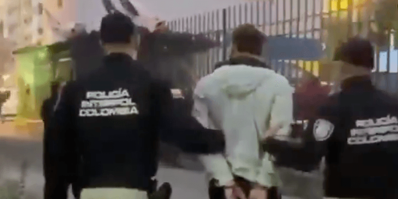 Policía Colombiana arrestando a holandés