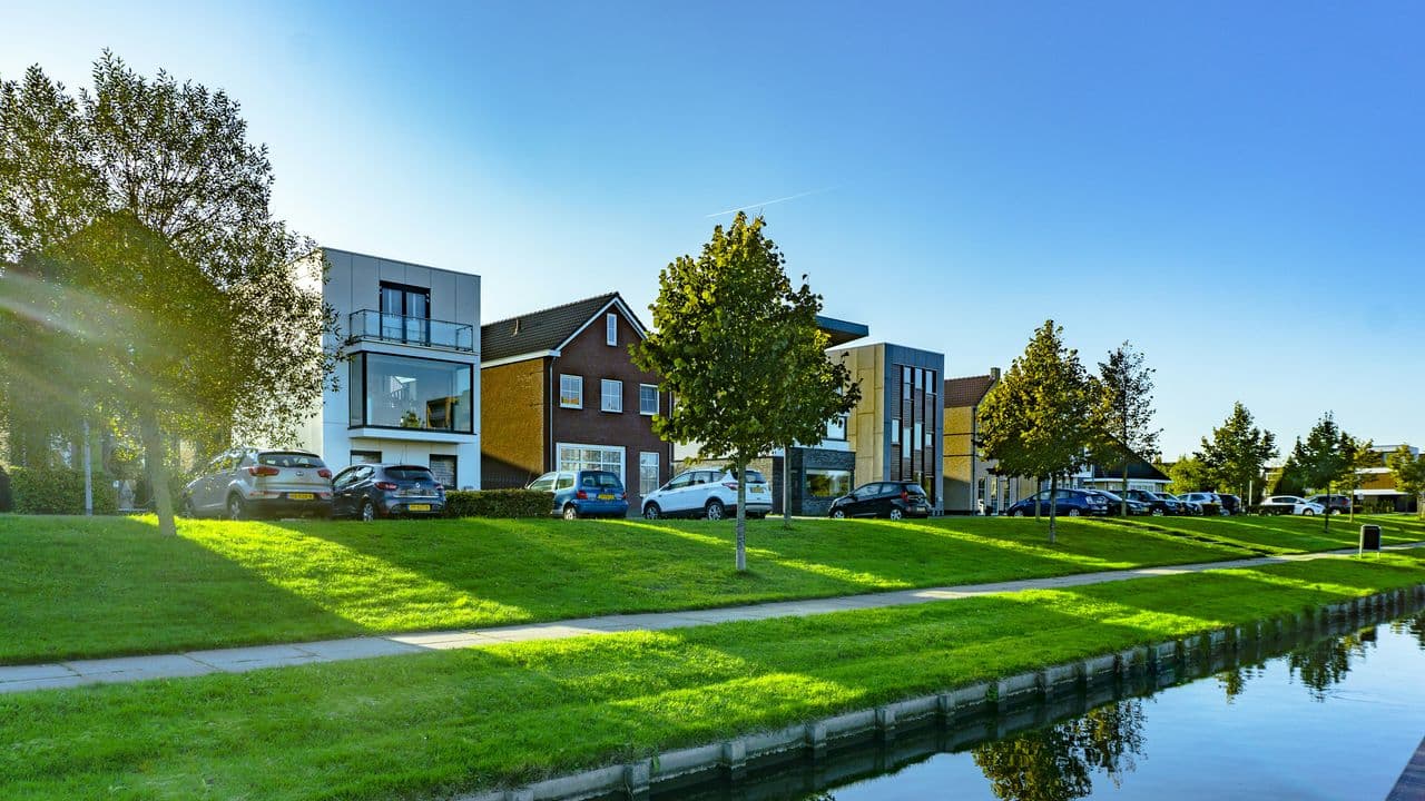 Casas típicas holandesas en una calle de los Países Bajos