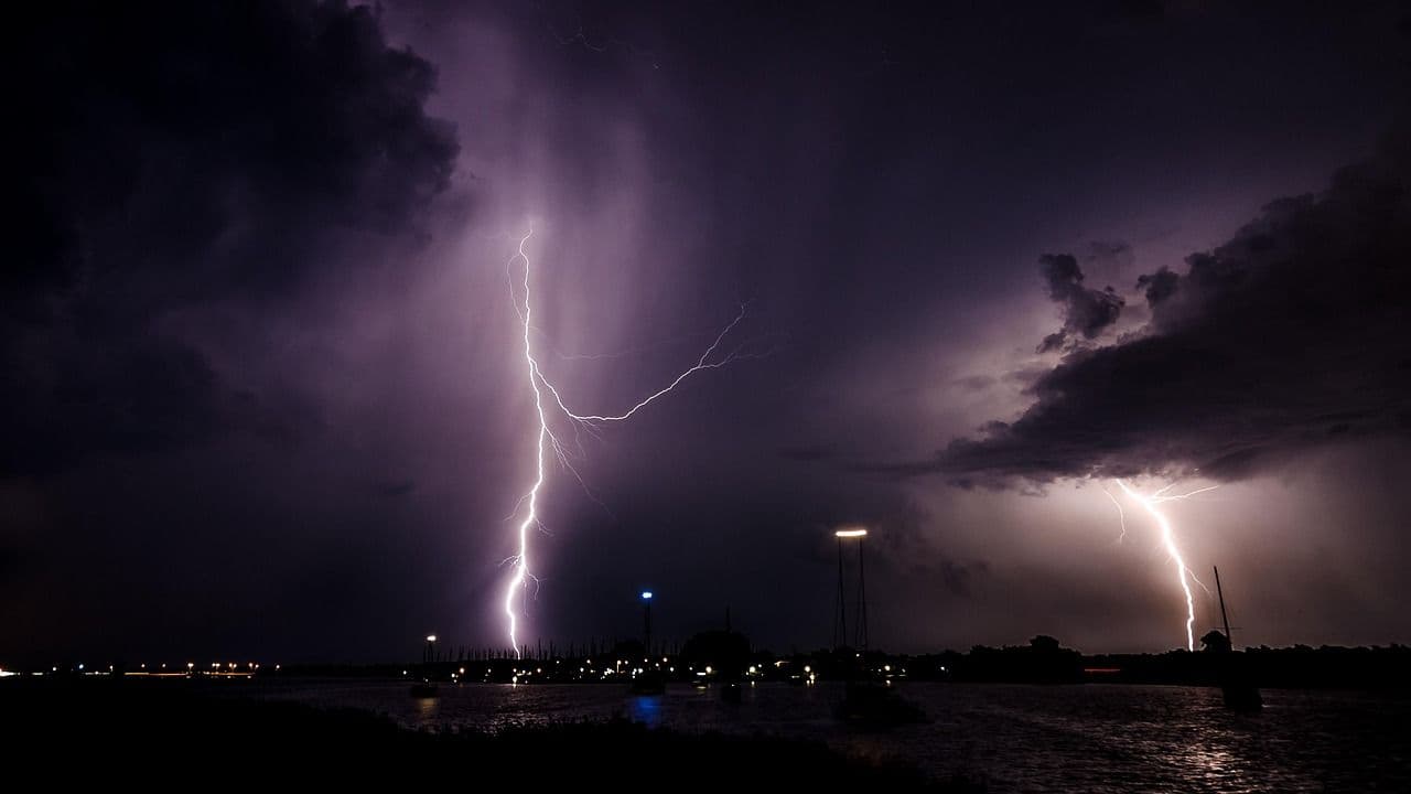 Rayo iluminando la noche
