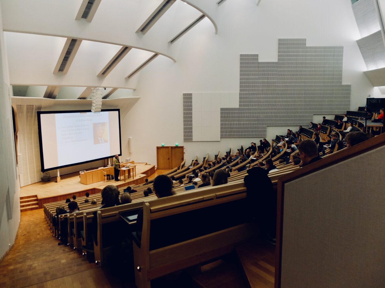 Aumentan tasas universitarias en Países Bajos mientras disminuyen becas