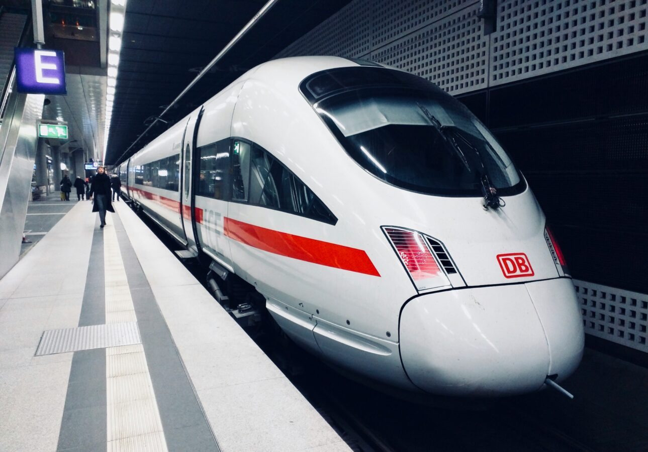 tren de alta velocidad ICE preparado para salir, simbolizando el final de la conexión directa entre Ámsterdam y Suiza