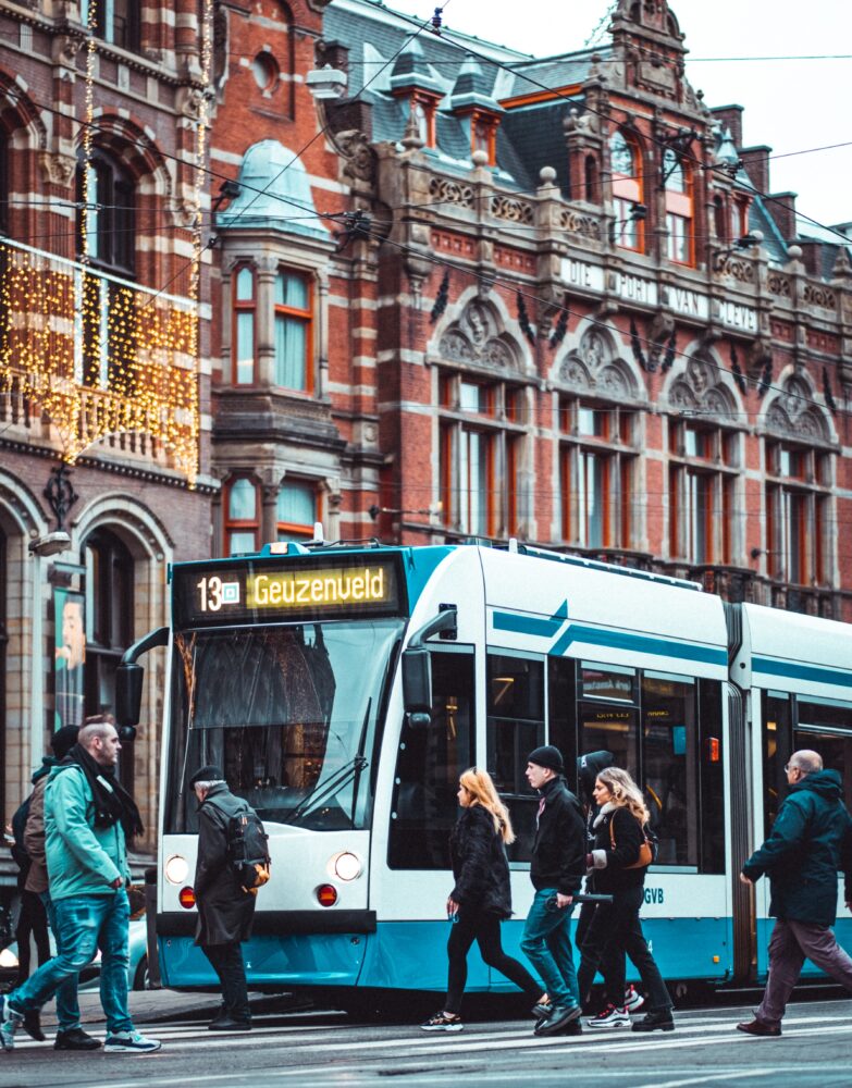 Transporte público en Ámsterdam, ilustrando el nuevo programa de viajes gratuitos para fomentar la movilidad familiar