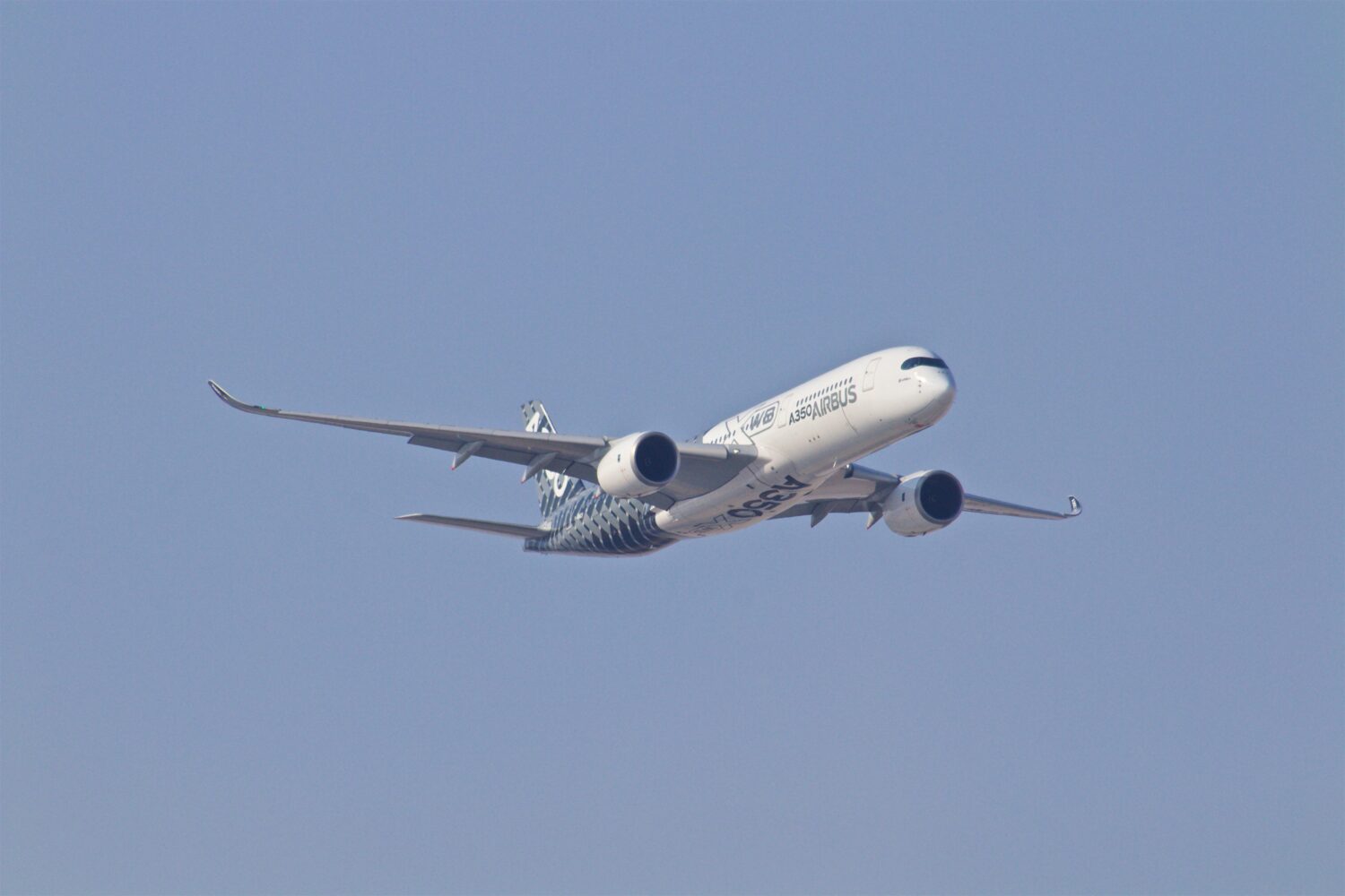 Aumento de emisiones en el sector de la aviación en contraste con la disminución en otras industrias, destacando la preocupación de los grupos ecologistas