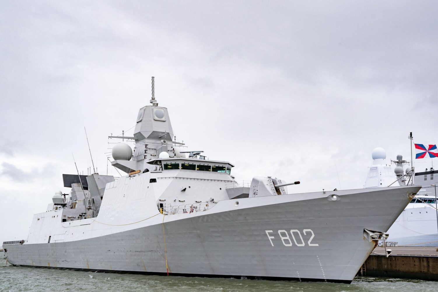 Fragata holandesa Zr. Ms. Tromp navegando en aguas internacionales, con aviones de combate chinos sobrevolando en el cielo cercano.