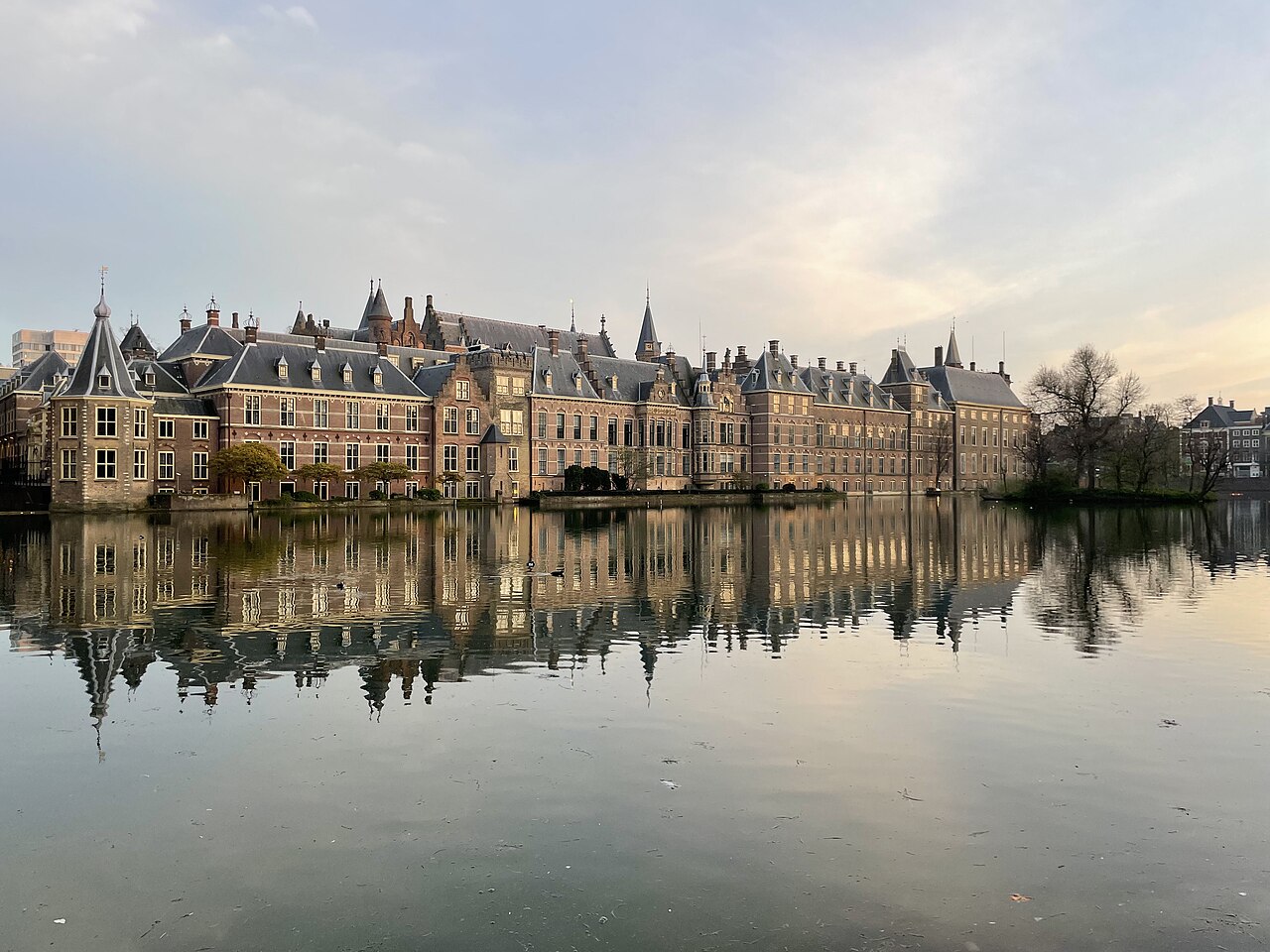 magen del complejo Binnenhof en La Haya, destacando su importancia histórica y los desafíos en su restauración.