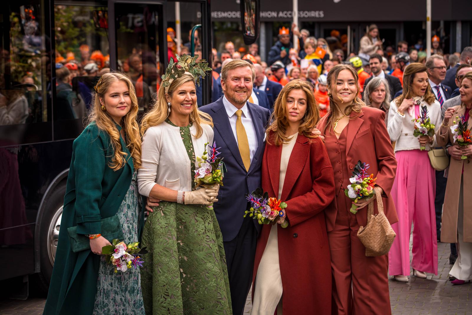 La familia real holandesa recibida con entusiasmo en Emmen durante el Día del Rey, con la comunidad local participando en festividades.