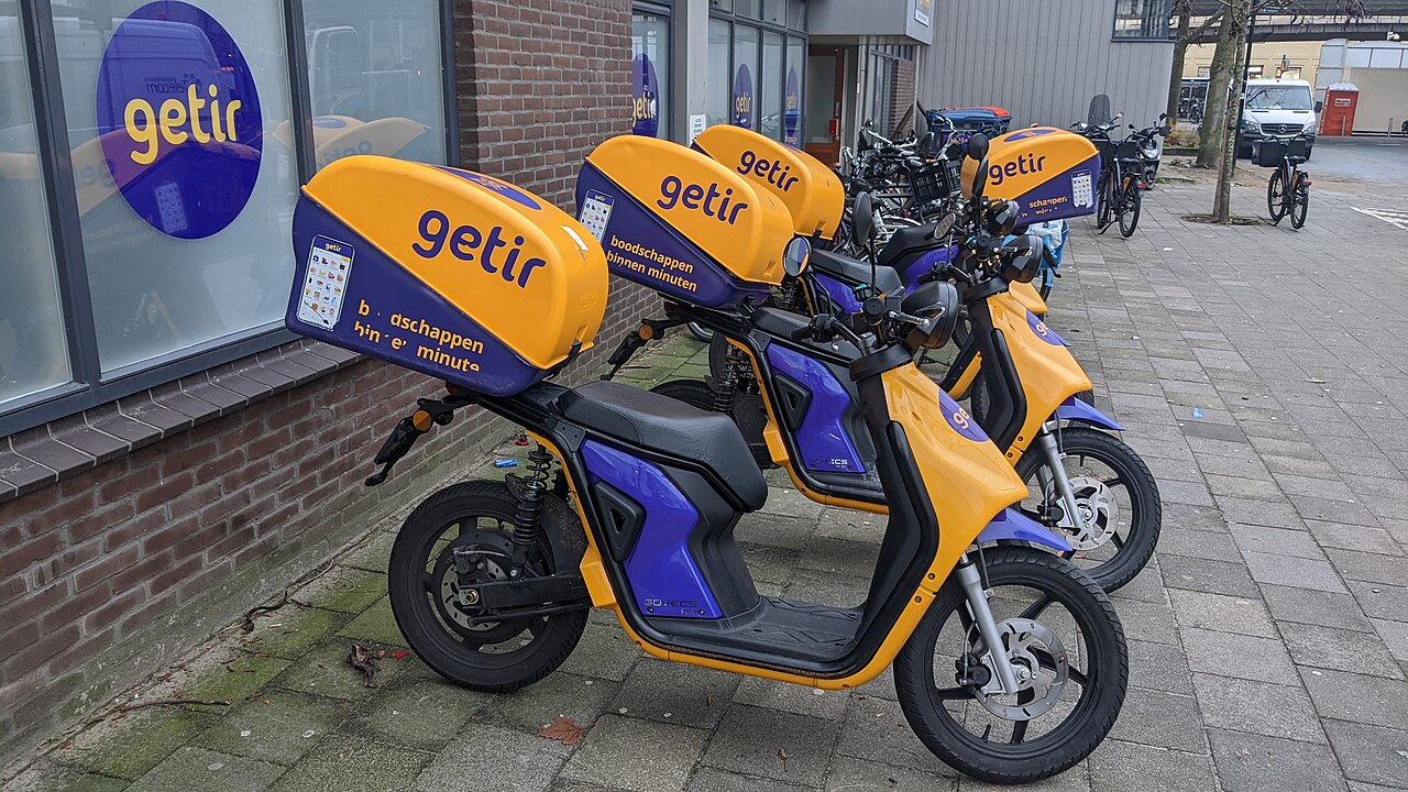 Motocicletas de entrega de Getir en la ciudad, representando el servicio de entrega rápida.