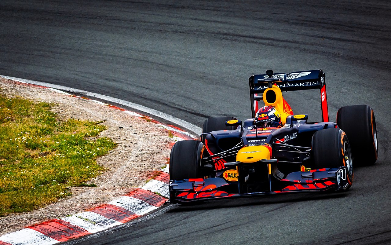 Verstappen sube al cuarto lugar en Bélgica tras descalificación de George Russell