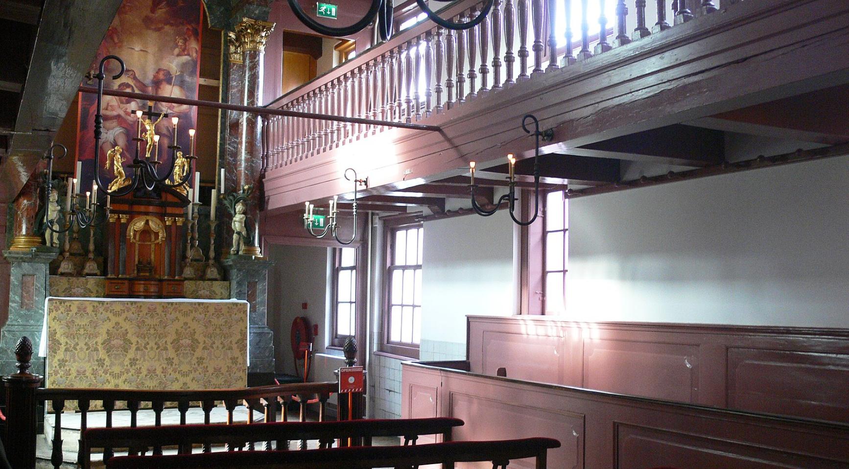 interior de la iglesia Lieve Heer op Solder, un espacio oculto en el ático que refleja la historia religiosa de Ámsterdam en el siglo XVII, ahora reconocido como patrimonio europeo