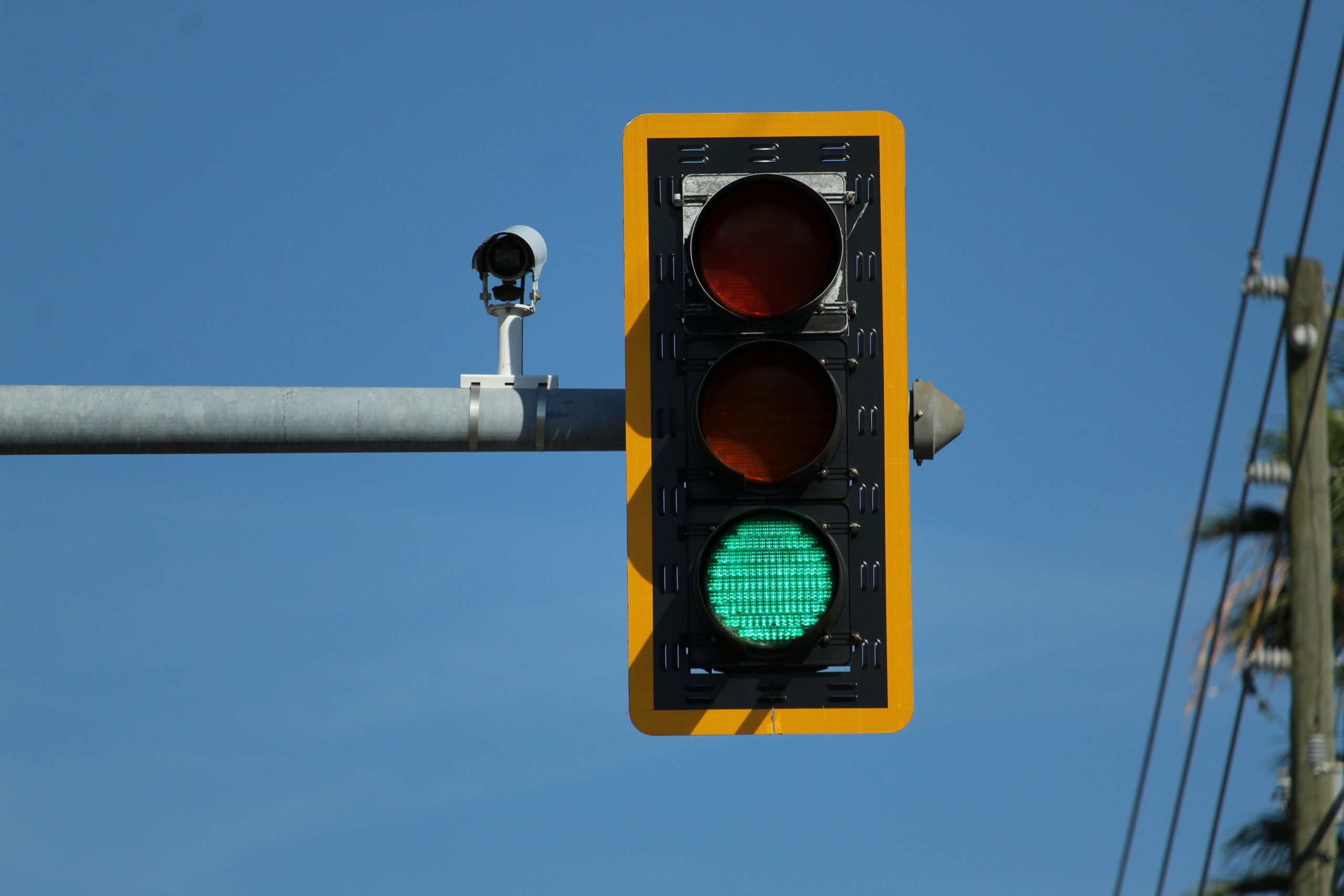 Semáforo inteligente en una intersección, conectado a un teléfono móvil