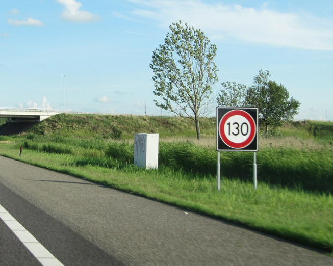 Señal de tráfico mostrando un límite de velocidad de 130 km/h, simbolizando el debate en curso sobre los límites de velocidad en las autopistas holandesas