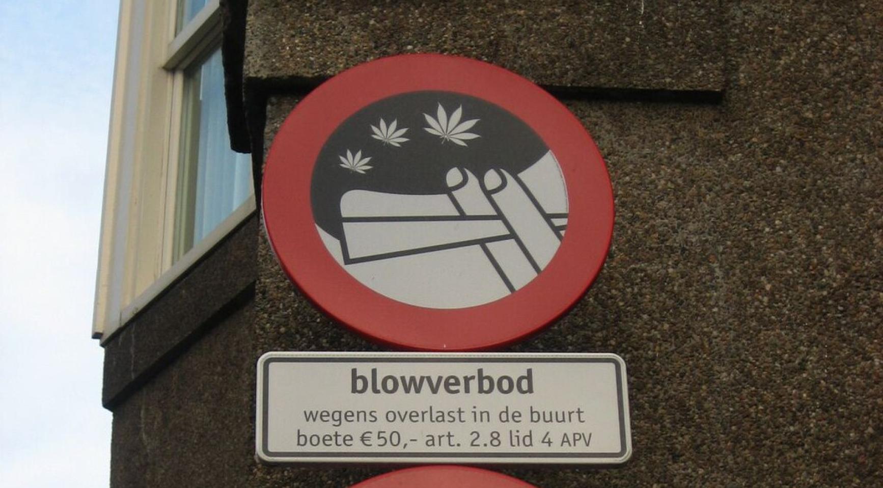 Fotografía de una señal de prohibido fumar en una calle del Barrio Rojo de Ámsterdam