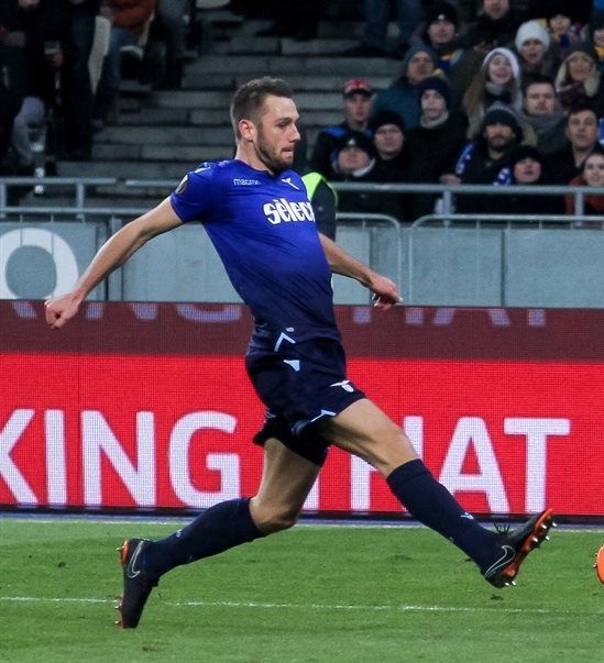 Stefan de Vrij en el campo jugando para el Internazionale, tras el fallo del tribunal que le otorga 5,2 millones de euros por daños