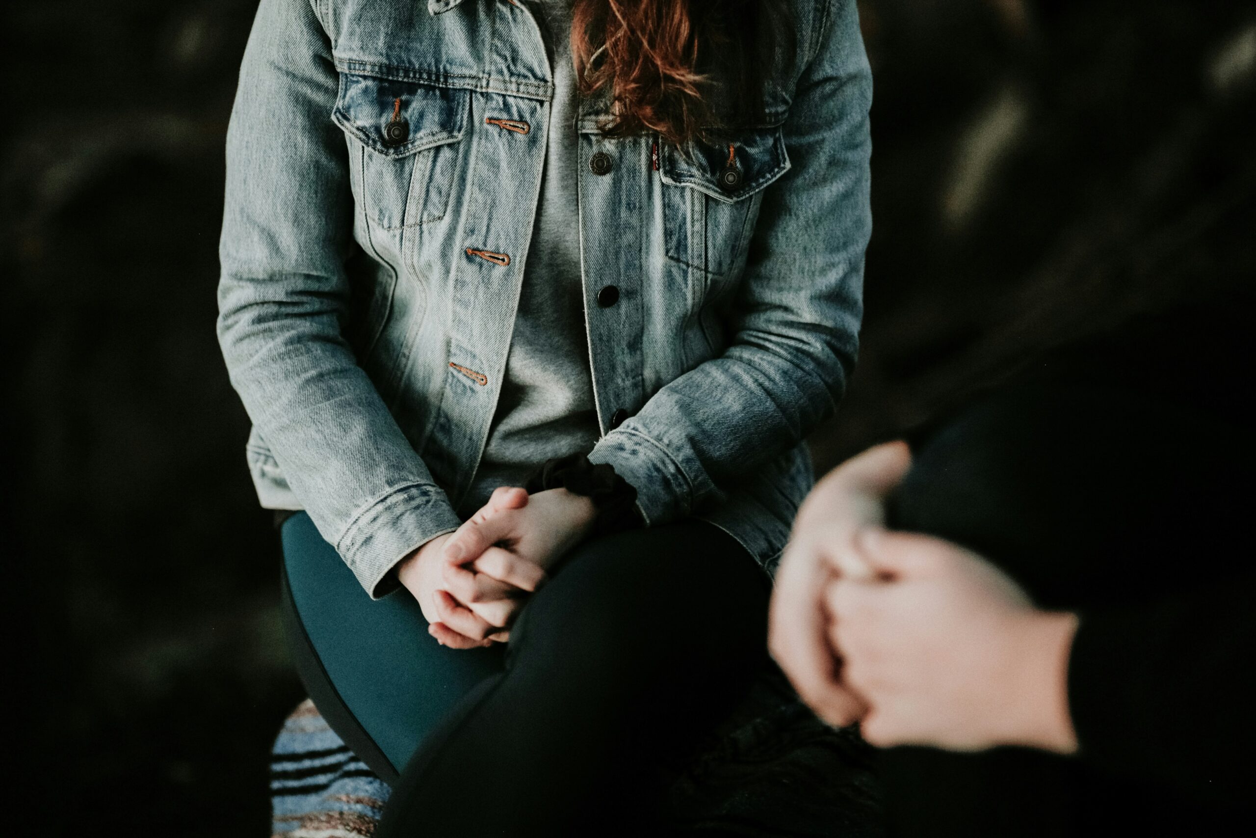 Imagen de un especialista en salud mental consultando con un paciente, simbolizando la nueva iniciativa de compensación por consultas exploratorias en los Países Bajos.