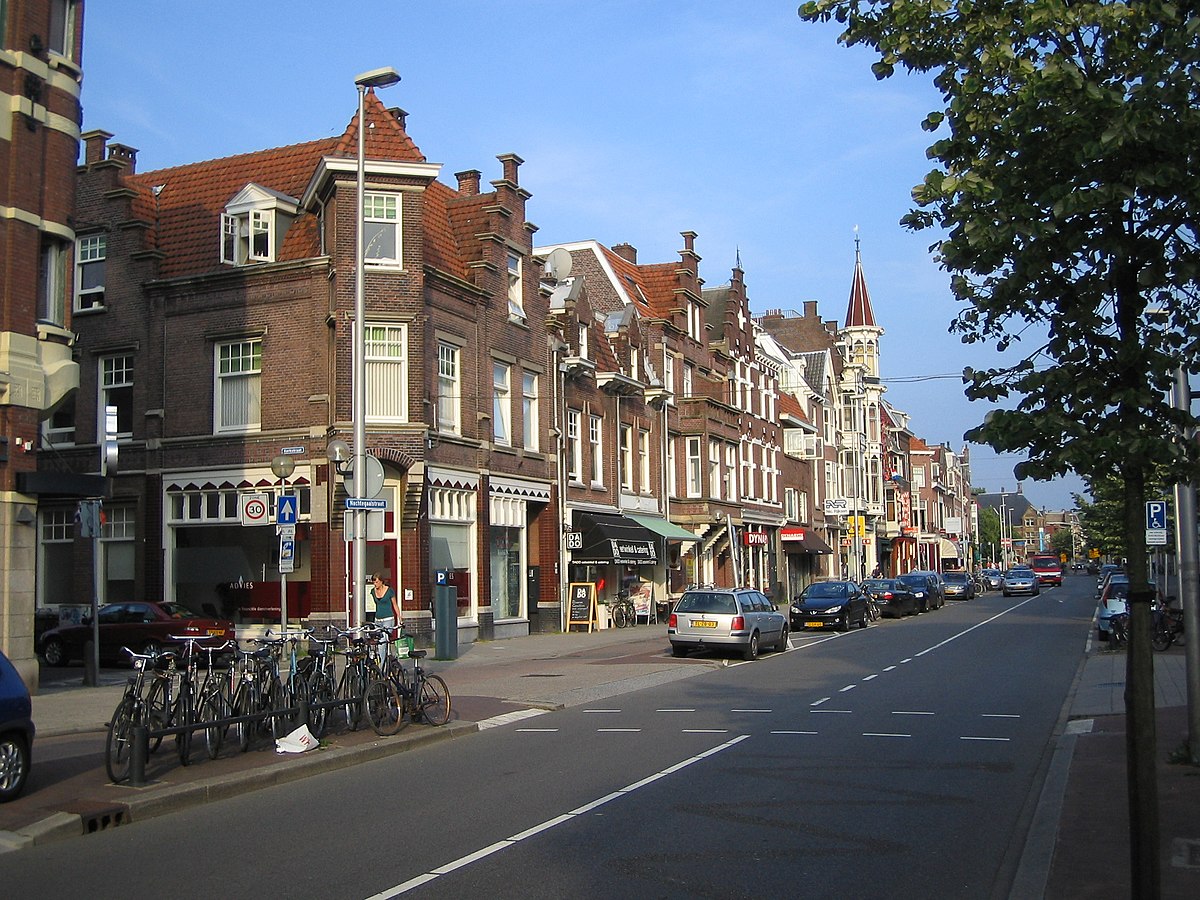 Vista de una calle residencial de Utrecht, en los Países Bajos con casas modernas y bien mantenidas.