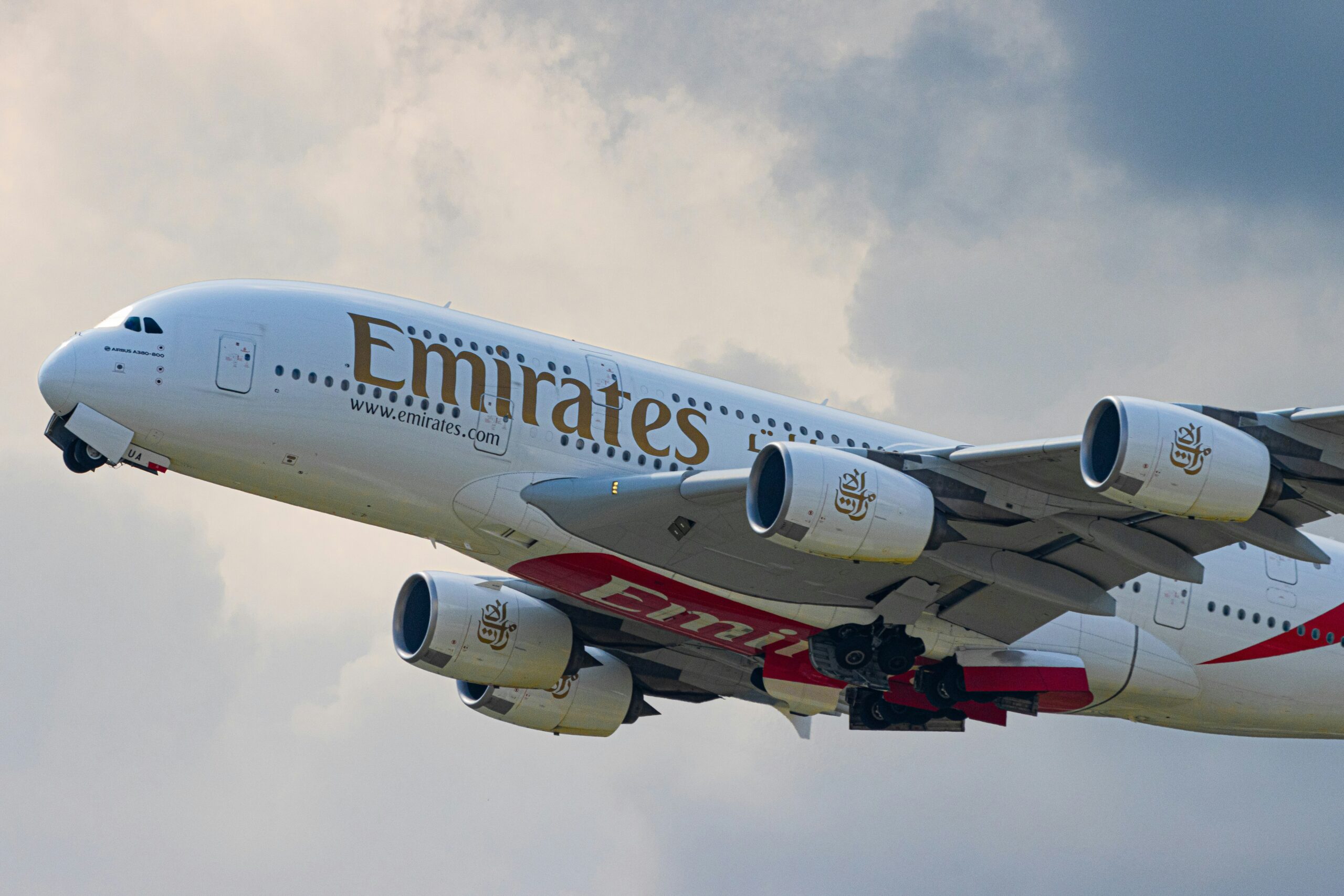 Avión de Emirates despegando del aeropuerto de Schiphol, con el director ejecutivo Tim Clark advirtiendo sobre posibles represalias por reducción de vuelos.