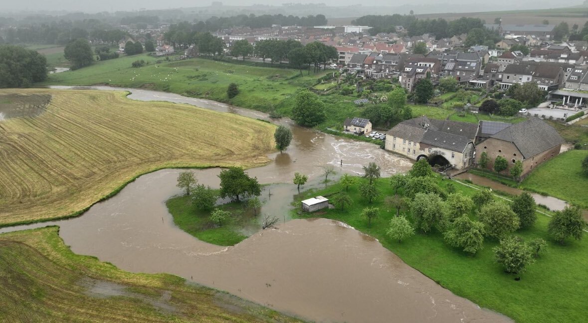 Campistas evacuando un camping en Limburgo con tiendas de campaña y caravanas abandonadas debido a inundaciones