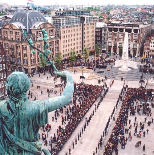 Ceremonia del Día del Recuerdo en la Plaza Dam, Ámsterdam, con participación de dignatarios y medidas de seguridad reforzadas