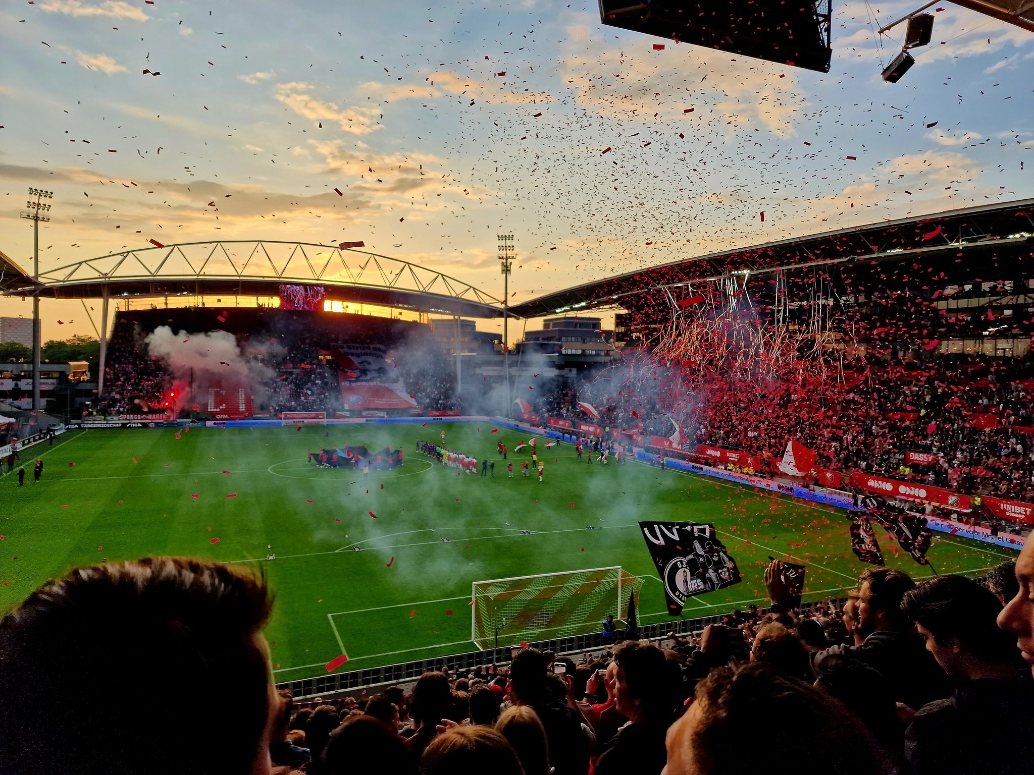 Jugadores del FC Utrecht celebrando sus victorias en las semifinales de los playoffs del fútbol europeo.