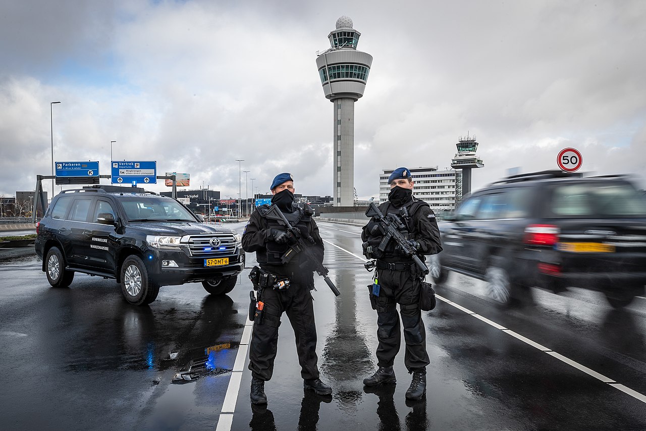 Oficiales del Koninklijke Marechaussee en el aeropuerto de Schiphol durante una operación de seguridad