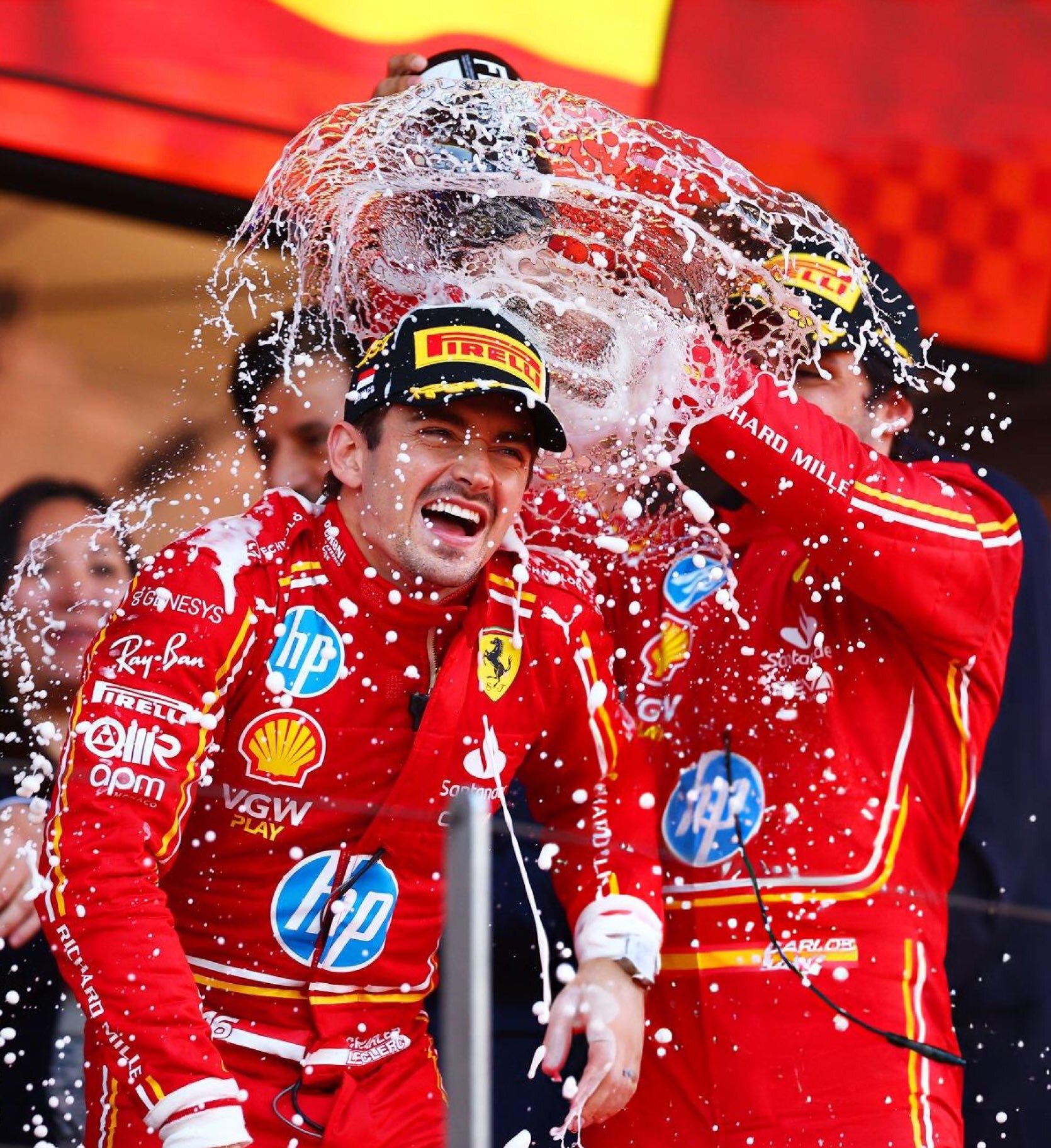 Max Verstappen en su auto de Fórmula 1 durante el Gran Premio de Mónaco, con Charles Leclerc liderando la carrera.