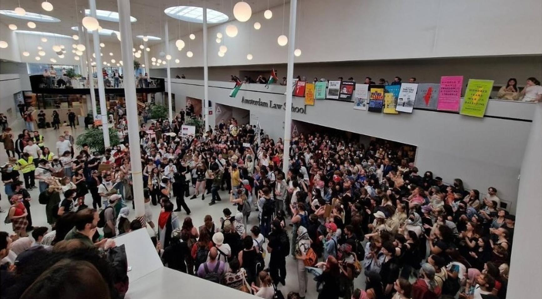 Manifestantes pro-palestina en la universidad de Ámsterdam