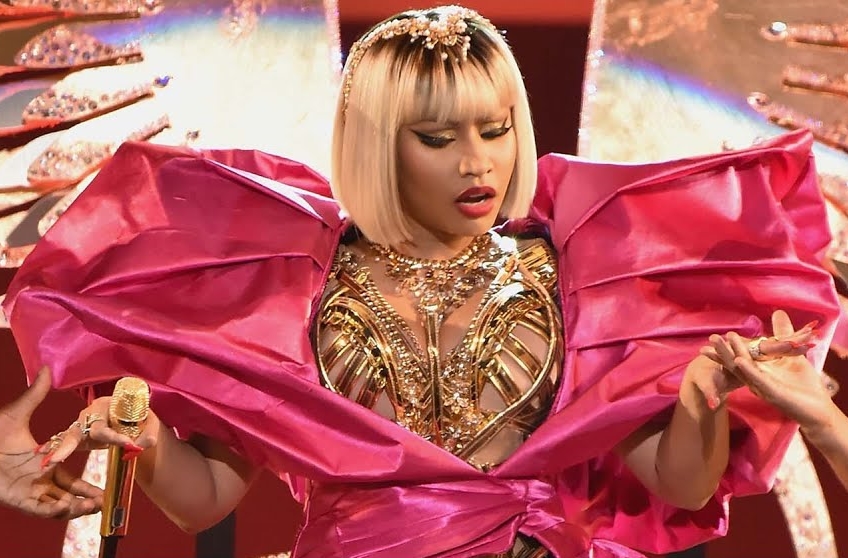 Nicki Minaj durante su gira mundial "Pink Friday 2", destacando el incidente en el aeropuerto de Schiphol y su impacto en el concierto de Manchester.