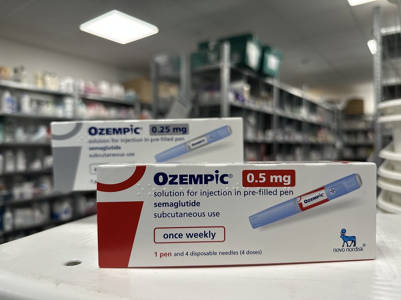 Frascos de Ozempic, un medicamento para la diabetes, en un estante de farmacia