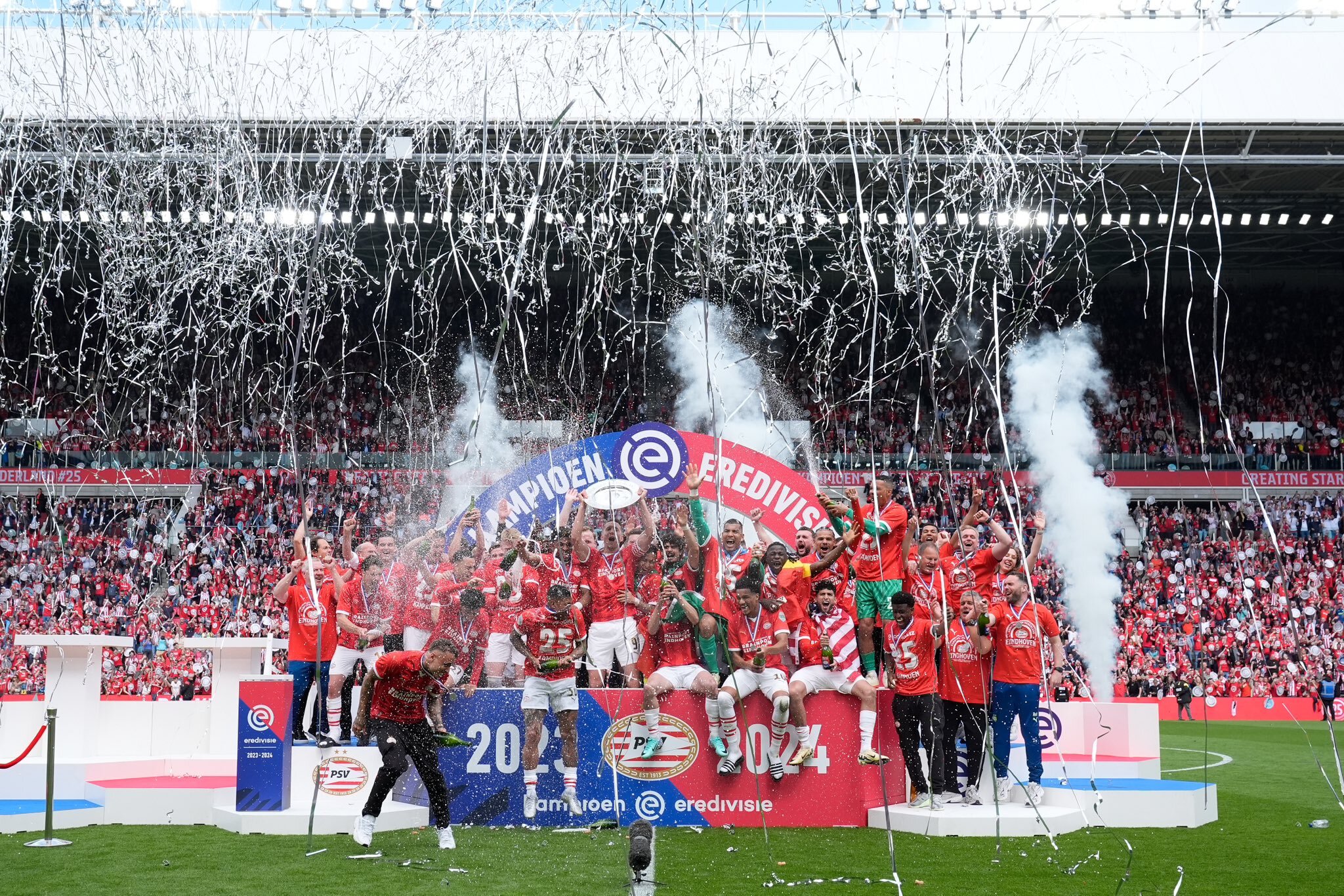 El equipo del PSV celebrando su 25º título de la Eredivisie tras vencer al Sparta Rotterdam en un emocionante partido