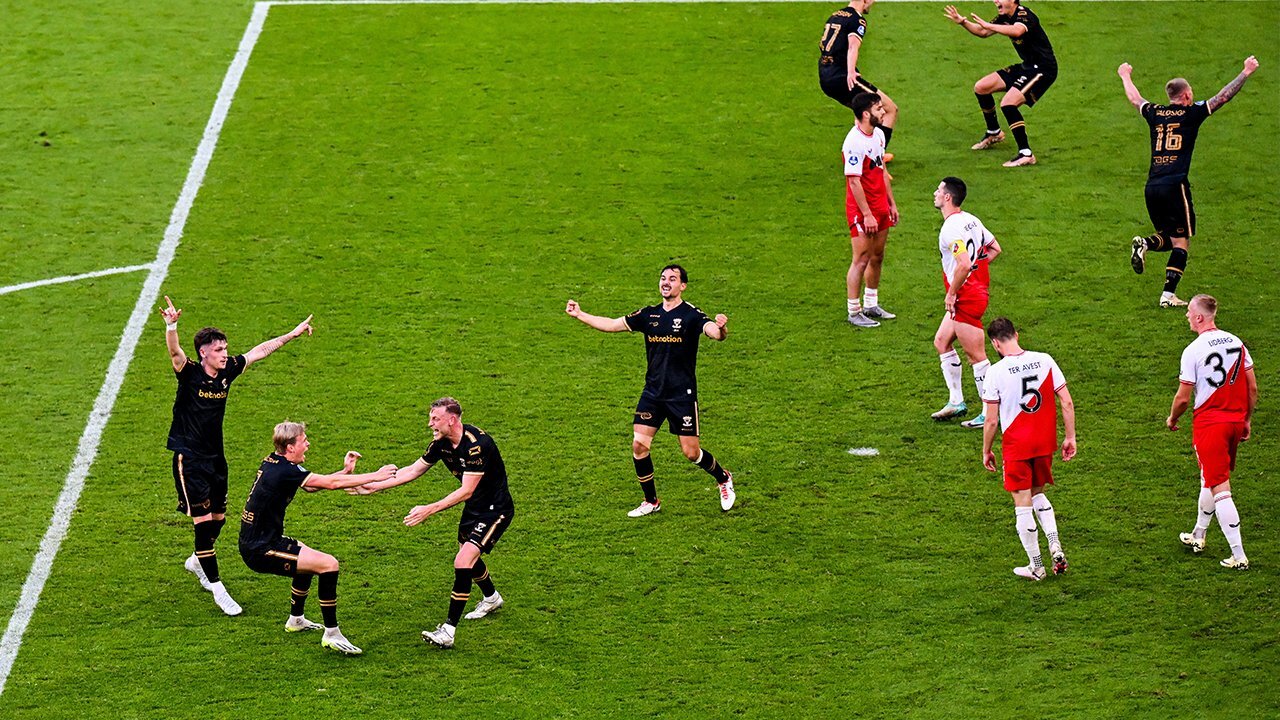 Jugadores del Go Ahead Eagles celebrando el gol decisivo de Joris Kramer en la prórroga durante la final de los playoffs contra el FC Utrecht.