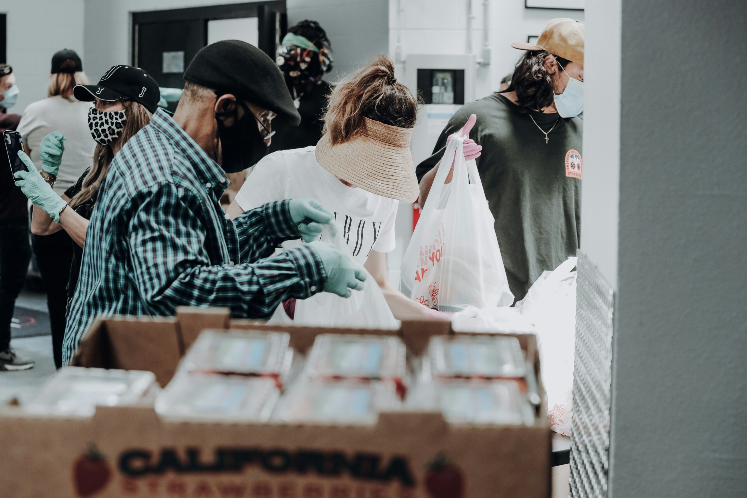 una organización benéfica recibiendo donaciones, destacando el impacto potencial de los nuevos límites a las donaciones deducibles de impuestos en los Países Bajos.