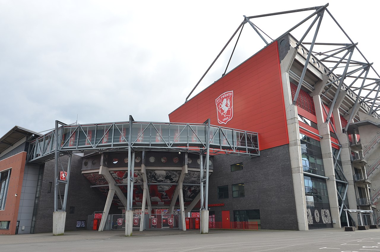 Aficionados heridos tras derrumbe de andamio en partido del FC Twente