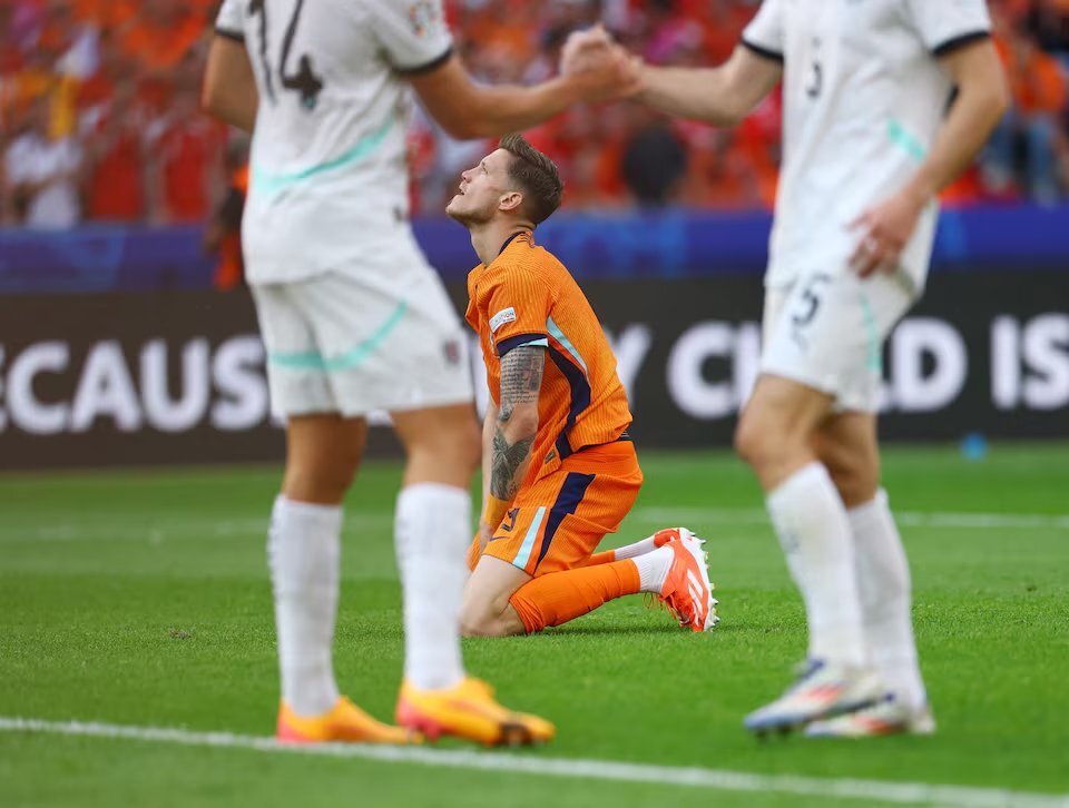 La Oranje avanza a pesar de la derrota ante Austria por 3-2